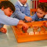 ...sono alle prese con giochi educativi 